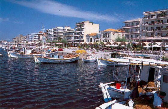 De haven van Kalamata met vissersbootjes en uitzicht op de Golf
