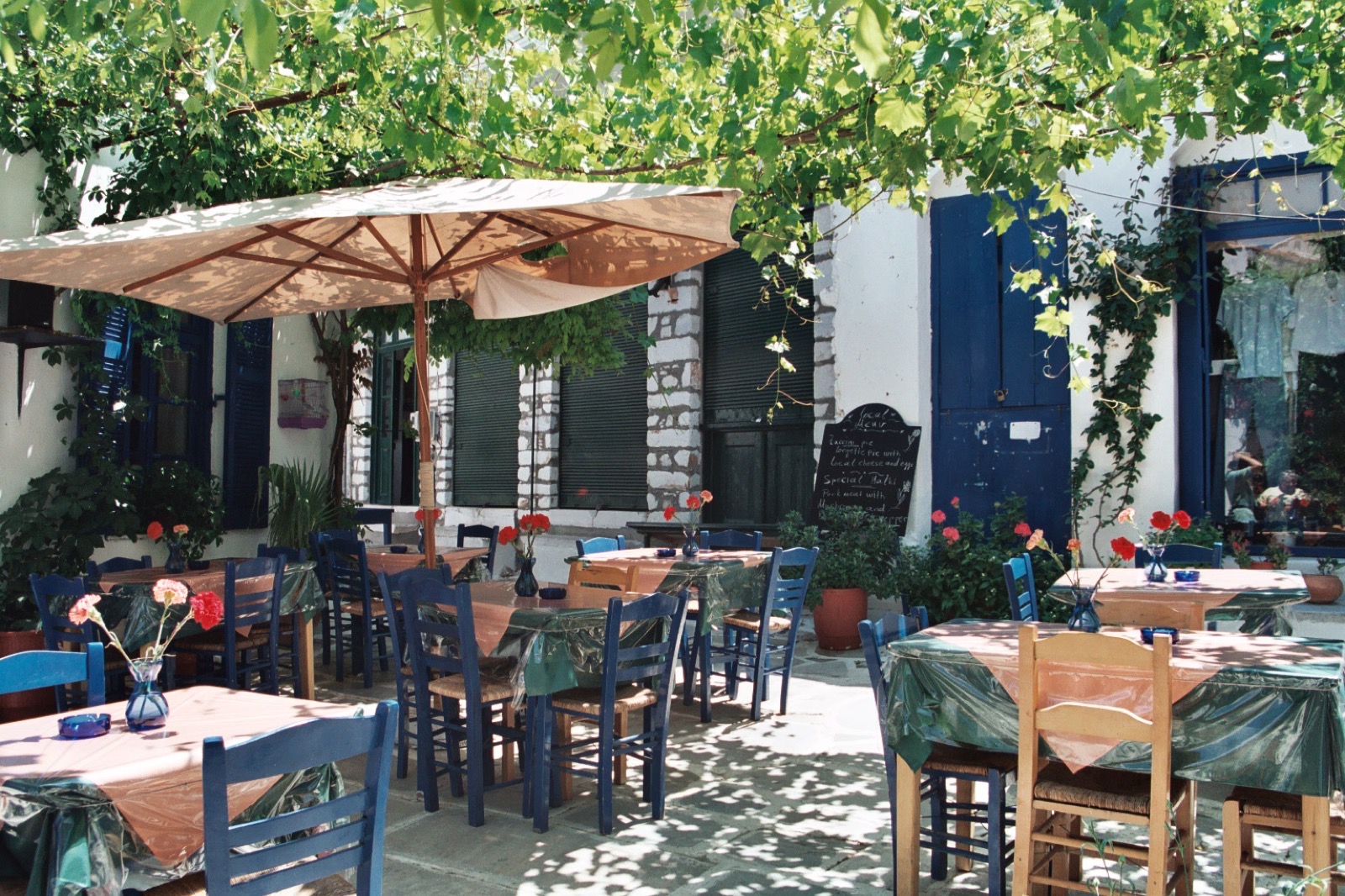 Sfeerbeeld van een traditionele Griekse taverna