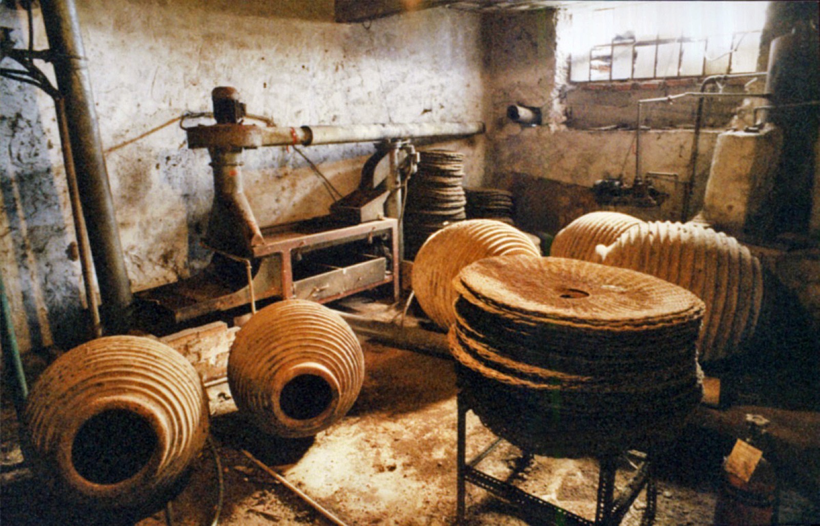 Traditionele olijfolievaten (pythoi) van een oude olijfmolen in Messinia