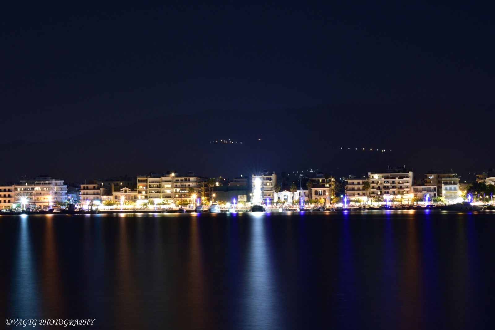 Kalamata haven bij avond, lange belichting